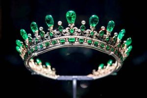 tiara o corona con esmeraldas Colombianas y diamantes de la reina isabel II
