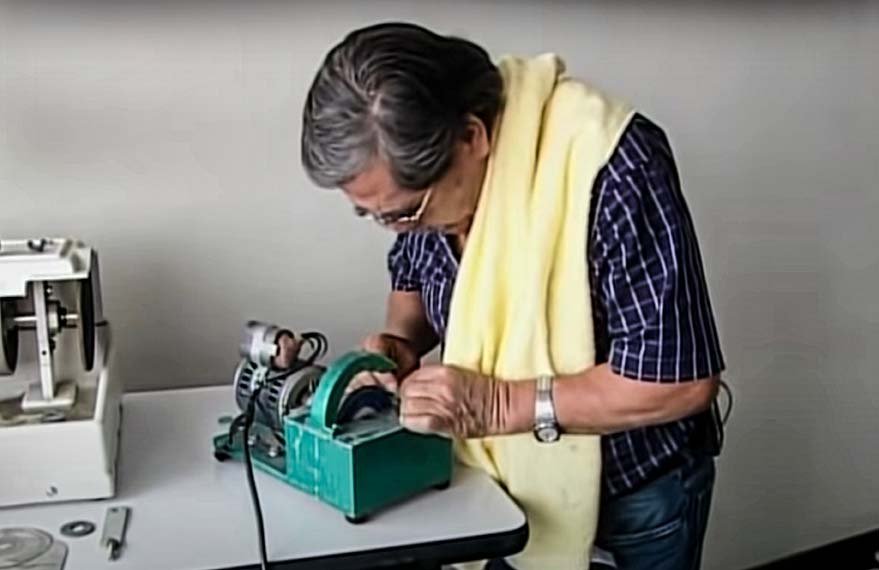 victor carranza cortando y tallando sus esmeraldas colombianas