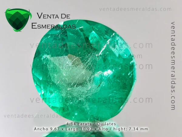 esmeralda colombiana ovalada de 4 quilaes de la mina de coscuez