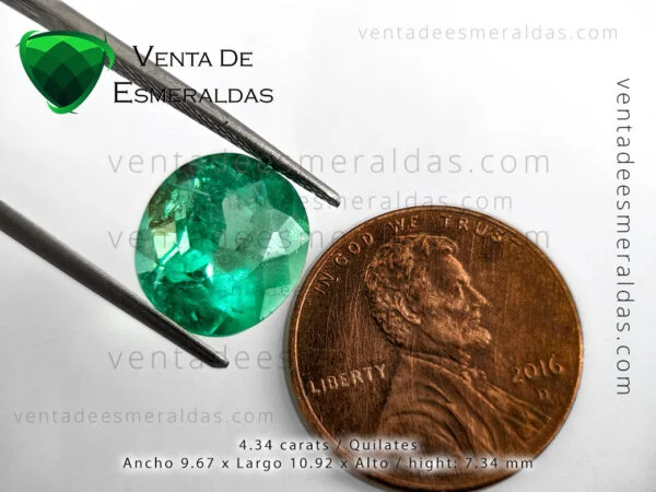 esmeralda colombiana ovalada de 4 quilaes de la mina de coscuez