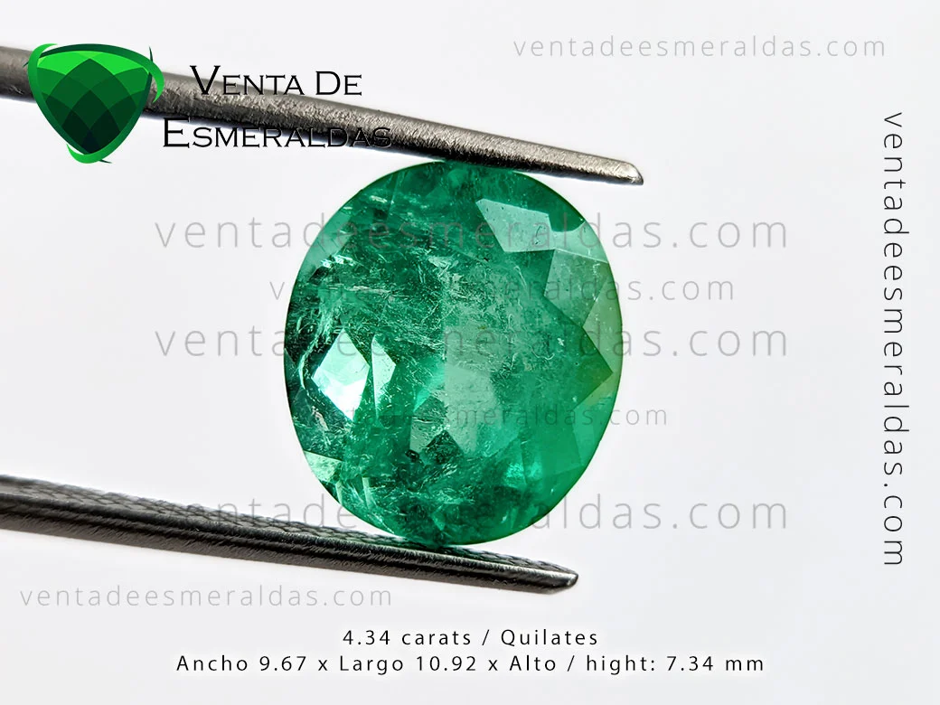 esmeralda colombiana ovalada de 4 quilaes de la mina de coscuez